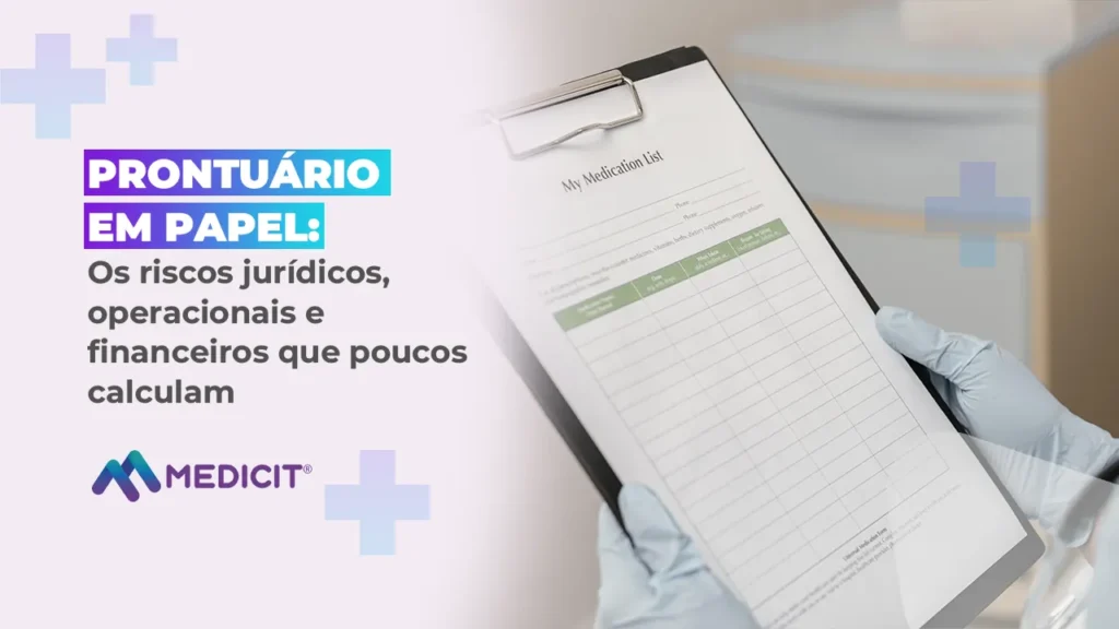 Profissional de saúde de luvas segurando prancheta com ficha de medicação em papel